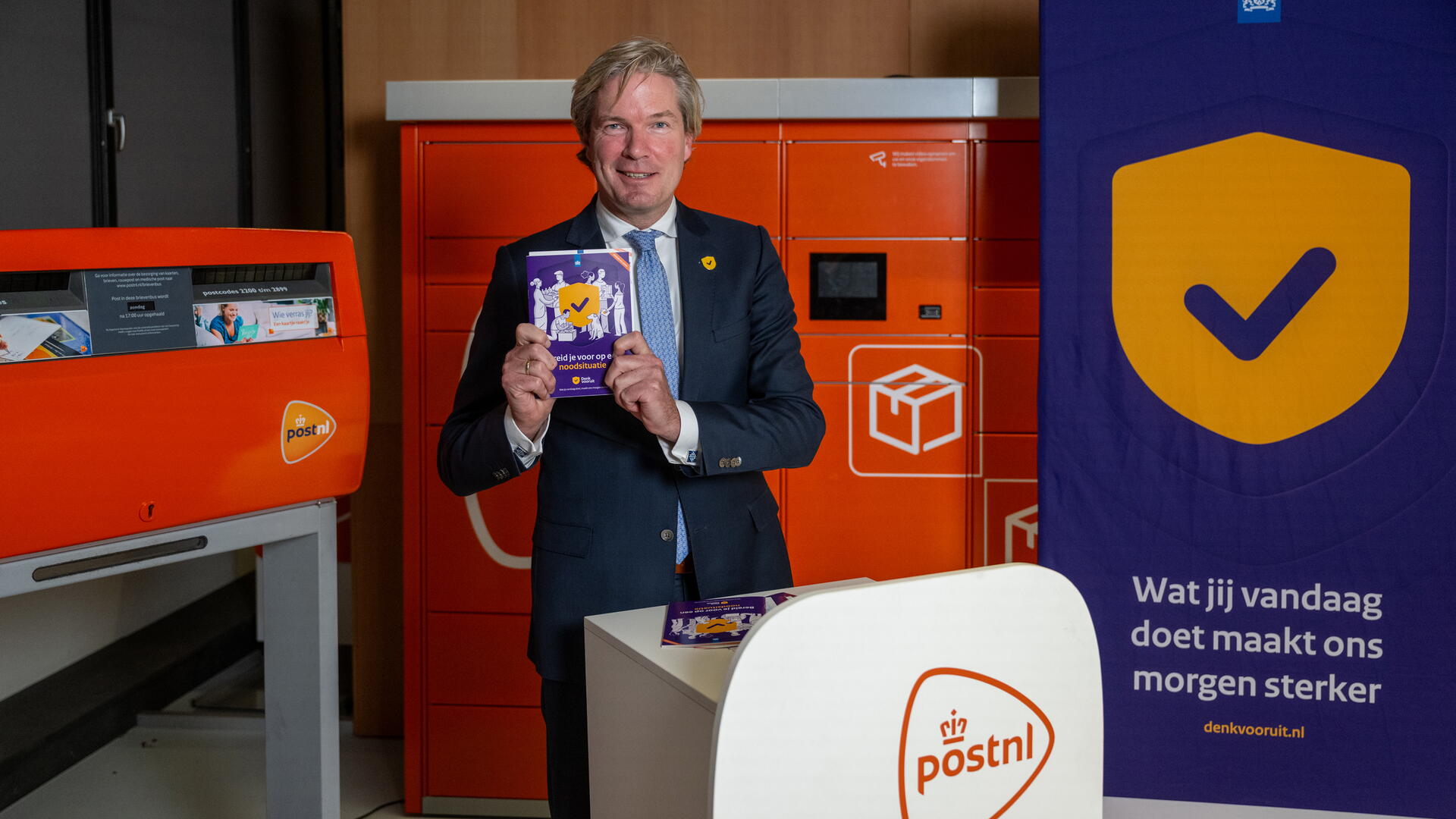 Demissionair van Oosten met het boekje 'Bereid je voor op een noodsituatie" in zijn handen