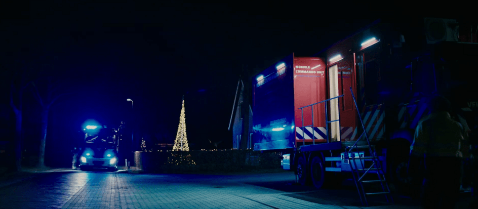 Afbeelding van een brandweerauto met optische signalen in het donker